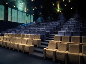 Una sala cinema trattato acusticamente